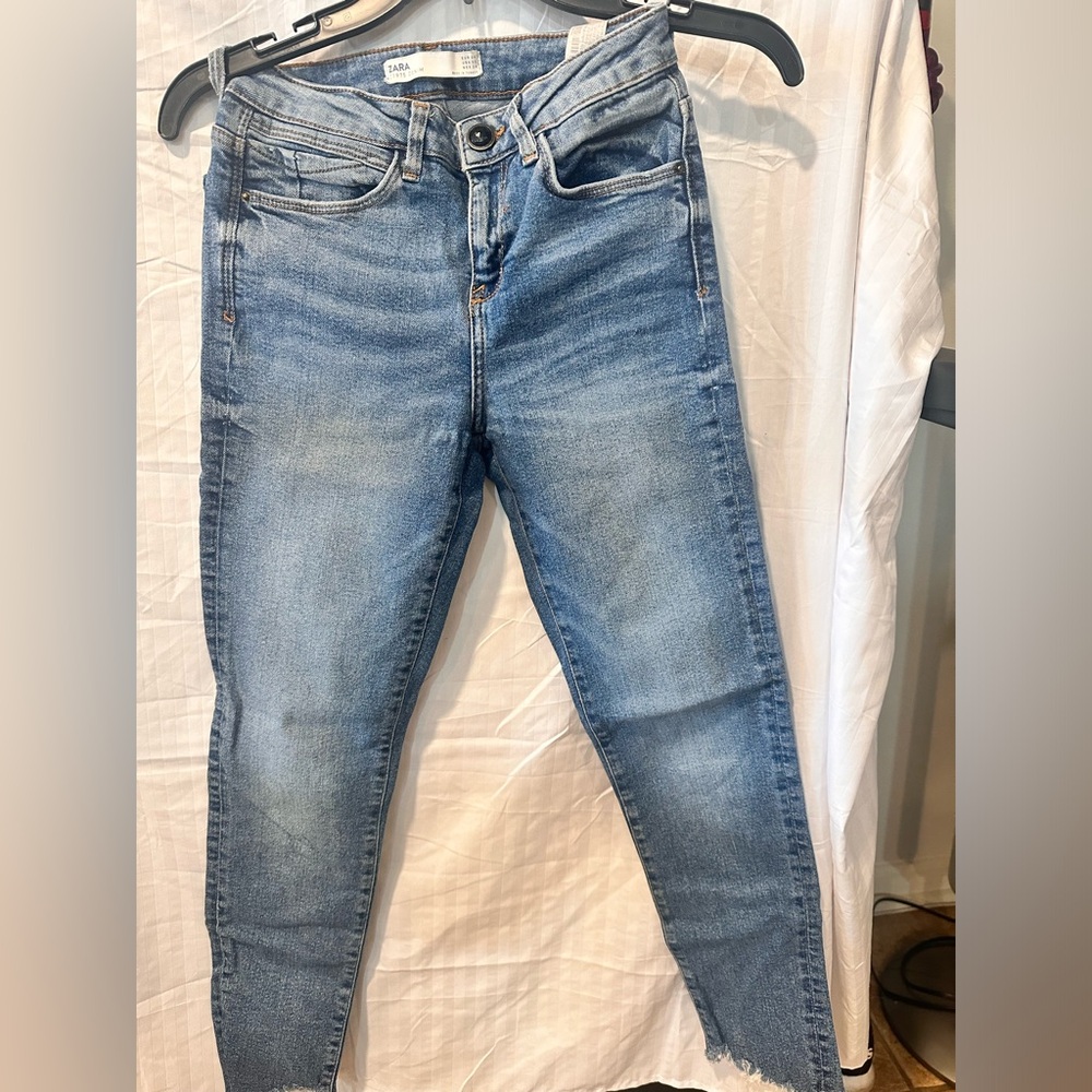 Zara Basic Denim Z1975 Denim Light Fading Raw Hemmed Ankles Jeans size 2